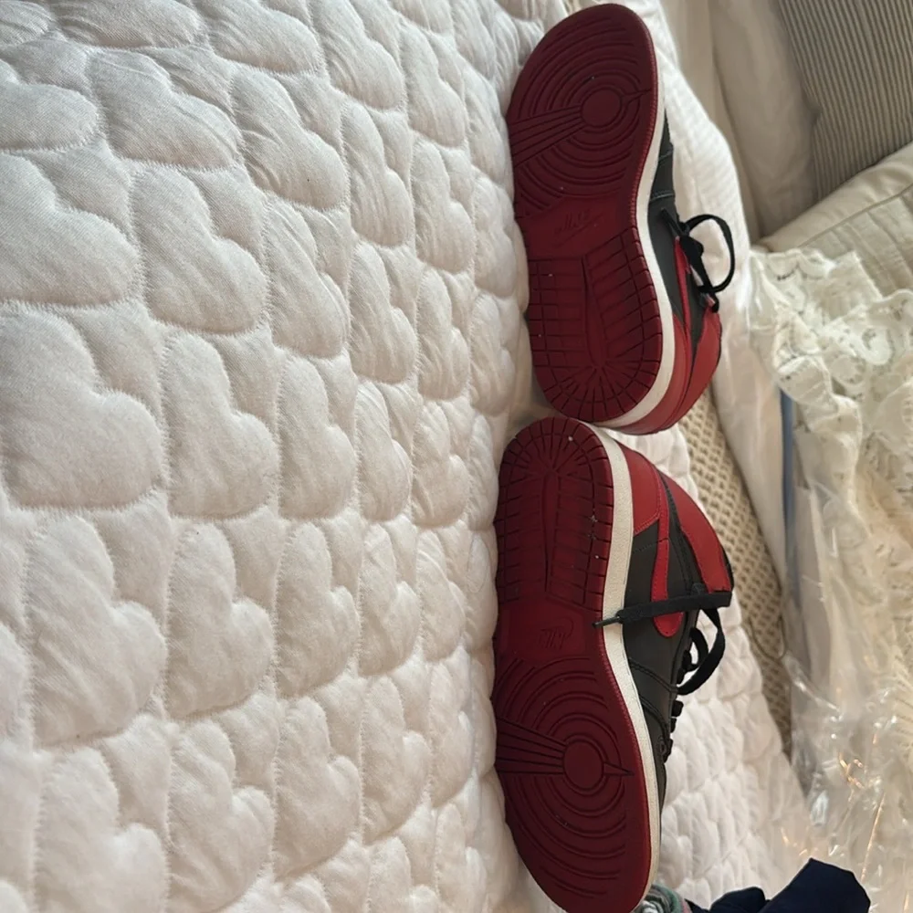 Nike Youth Black and Red Air Jordans Size 6.5 - Picture 2 of 8